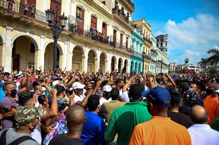 As atuais manifestações são vistas pelo governo cubano como vontade da Casa Branca de provocar um surto social interno para convocar “missões humanitárias”, que se traduzem em intervenções e interferências militares