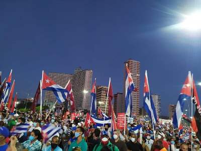 Milhares de pessoas vão ao calçadão de La Habana em defesa da revolução cubana