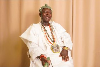 Babalawo Ifaniyi Alade Ojo é o atual sumo sacerdote da cidade de Ilobu, seguindo a tradição milenar