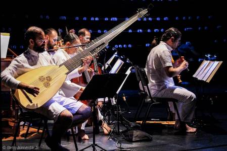 A formação instrumental do elenco é composta por duas flautas doces; dois violinos, duas violas da gamba, um cravo e um tiorba.