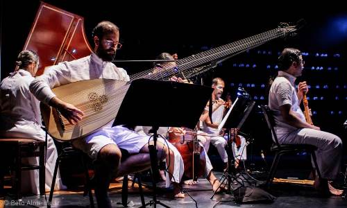 A formação instrumental do elenco é composta por duas flautas doces; dois violinos, duas violas da gamba, um cravo e um tiorba.