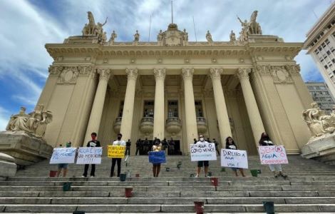 Ato contra a privatização da Cedae em frente ao Palácio Tiradentes, sede da Assembleia Legislativa do Rio de Janeiro