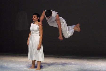 O azul do céu me determina, da companhia carioca Referência em Arte, será encenado na área externa do CCBB, na sexta, 6/9, às 19h.(Foto: Silvia Machado).