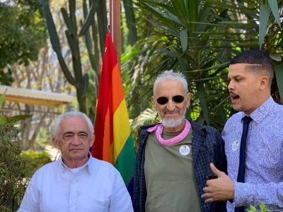 Ao lado da bandeira LGBT hasteada no Beirute: Francisco Frota Marinho, dono do bar; Michel Platini, do Brasília Orgulho e Alexandre Ribondi, um dos fundadores do Grupo Beijo Livre.
