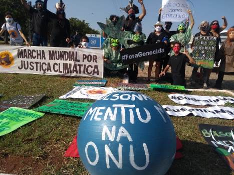 Em frente à seda ONU em Brasília, movimento social faz manifestação contra as mentiras de Bolsonaro (Fotos: Pedro Rodrigues)