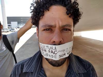 Diogo Cerrado, músico e ator, protesta contra o descaso do secretário Adão e do governador Ibaneis com a cultura do DF.