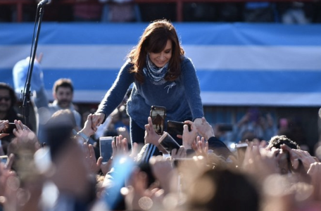 Cristina reúne milhares no Dia da Bandeira e lança a "Unidade Cristã" para enfrentar Macri