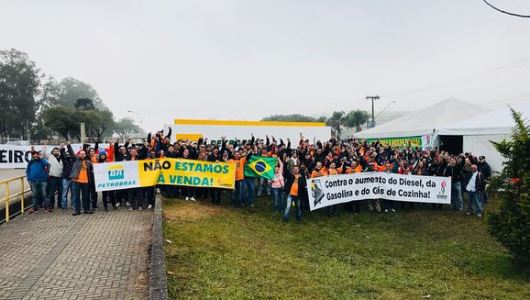  Diante da pressão do TST, petroleiros suspendem a greve, mas prometem voltar à paralisação. “O representante da Shell já deixou o Conselho de Administração da Petrobras. O próximo será Pedro Parente”.