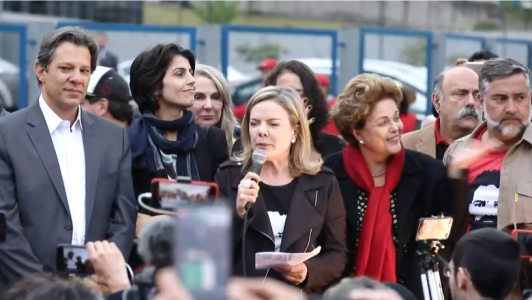 Haddad, Manuela, Gleise e Dilma Roussef no anúncio na nova chapa. Lula pede, por carta, que seus eleitores votem em Haddad-Manu.