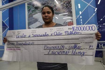 Militantes do MTST fazem compras numa loja da Havan e pagam com cheque de R$ 168 milhões, igual à dívida que a empresa tem com o INSS (Foto e reportagem: Mídia Ninja)