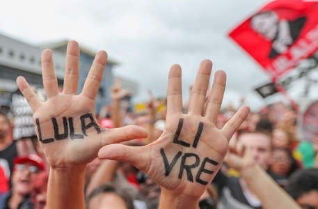 Comparar Lula a Bolsonaro tem o objetivo de demonizar o político que está preso há 500 dias por decisão de um juiz suspeito que atuou num processo viciado. (Foto: Ricardo Stuckert)