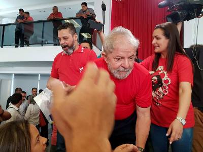 Lula aos apoiadores no Sindicato dos Metalúrgios: "Sou um injustiçado".