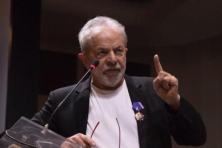 Lula: "“Antes que a Rede Globo me acuse outra vez pelo que não disse nem fiz, não ousem me comparar ao presidente que eles escolheram. Jamais ameacei e jamais ameaçaria cassar arbitrariamente uma concessão de TV, mesmo sendo atacado sem direito de resposta e censurado como sou pelo jornalismo da TV Globo”.