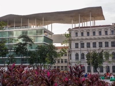 Visitantes – cariocas e turistas – poderão conhecer, de graça, “O Rio dos Navegantes”, “Rosana Paulino: a costura da memória” e “Mulheres na Coleção MAR”, além da instalação “Fluxo”. Imperdíveis!