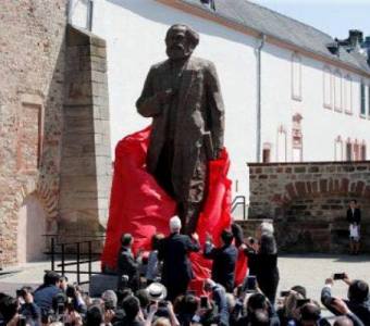 Marx sobrevive. Há 200 anos previa que se o capital não se socializar, a sociedade se descapitaliza e sucumbe.Estamos chegando perto disso.