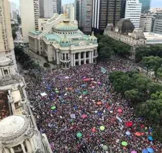 Na Cinelândia, Rio de Janeiro, cerca de 500 mil pessoas gritaram "EleNão".