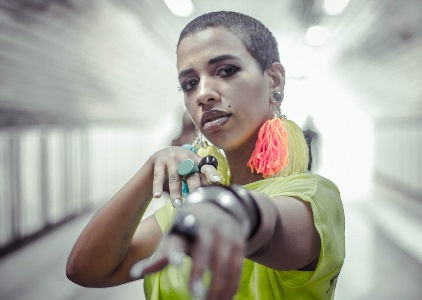 Thabata Lorena, rapper e compositora, faz parte da websérie Poéticas Populares (Foto/Divulgação)