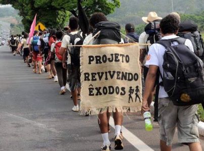 A primeira Caminhada foi realizada em 2001 entre Brazlândia e Planaltina, cidades existentes antes mesmo da criação do DF, e teve duração de sete dias, com atividades pedagógicas, culturais e ações de cidadania.