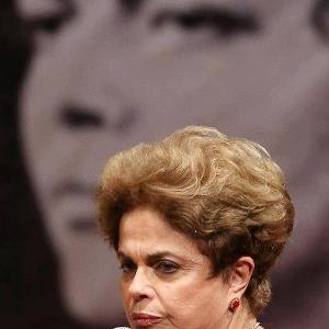 Zuleica: "Lula Marques revela que Dilma tem o mesmo olhar da fotografia de três décadas passadas: triste e decidido. Melancolia e coragem. Sombra e luz, a essência mesma da fotografia".