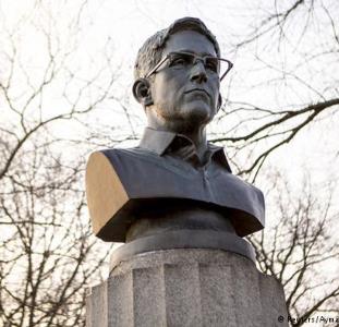 Busto de Snowden no Central Park durou poucas horas, foi destruído