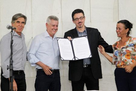 Governador Rollemberg e ministro Sérgio Sá, comemoram o lançamento do edital (Foto: Toninho Tavares/Agencia BSB)