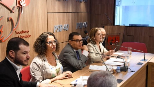 Representantes PT, PSB, PDT, PSol, PCdoB, Rede, PV e Unidade Popular, reunidos em Brasília no ato de assinatura da nota. (Foto: Humberto Pradera)