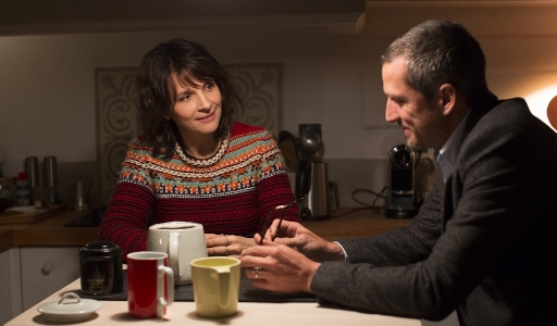 Cena de "Vidas duplas", filme de Olivier Assayas, com Guillaume Canet, Juliette Binoche, Vincent Macaigne, Nora Hamzawi, Christa Théret, Pascal Greggory, Lionel Dray e Sigrid Bouaziz.