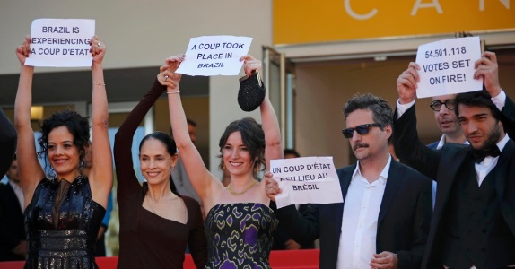 Atores e atrizes do filme protestaram no Festival de Cannes