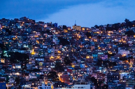 Nas favelas do Rio estão o principal motivo de preocupação. Enquanto a Zona Sul tem o maior número de contaminados, a Zona Norte e periferias têm o maior número de mortos.