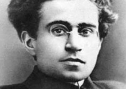 Gramsci (1891-1937): “São eles [os indiferentes] que aceitam a promulgação de leis que depois só a revolta pode revogar, que deixam subir ao poder homens que apenas os motins poderão derrubar”.