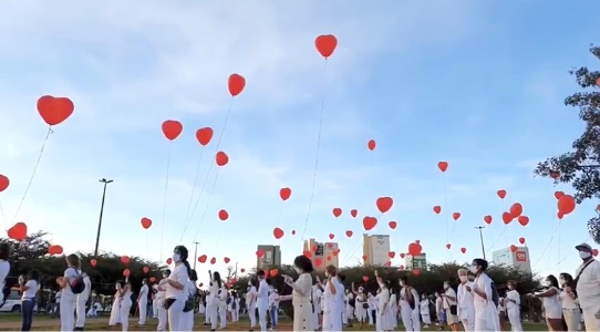 A primeira performance ocorreu no dia 1/6. A próxima homenagem às vítimas da Covid-19 será hoje, segunda-feira, 8/6, às 17h.