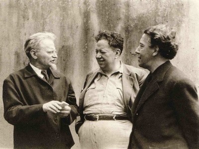 Esta foto de Léon Trotsky, Diego Rivera e André Breton – de Fritz Bach –foi feita em julho de 1938, no momento em que os três preparavam o manifesto da primeira FIARI. Rivera havia conseguido do presidente do México, Lazaro Cardenas, asilo político para Trotsky, que estava sendo perseguido por Stálin