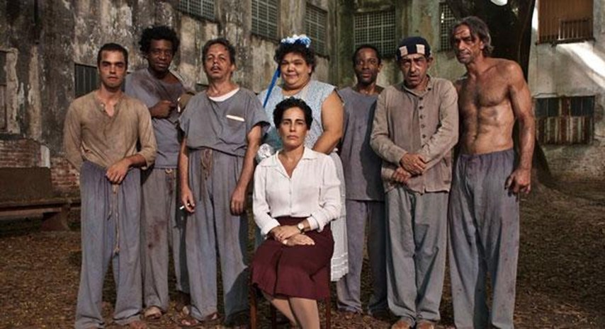 Glória Pires e seus atores no filme sobre Nise da Silveira, dirigido por Roberto Berliner