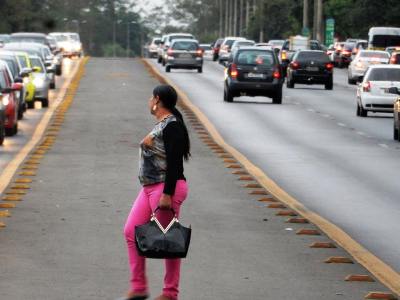 Trânsito privilegia os carros e o cidadão que se vire (foto de Uirá Lourenço)