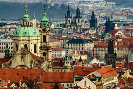 – Não tem nada de praga, Praga é o nome da capital da República checa, um país muito bonito, uma das cidades mais bonitas do mundo. Lá existem igrejas antigas e muito famosas.