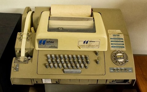Antigamente, quando viajavam a serviço, os jornalistas digitavam suas matérias em aparelho de telex como este.