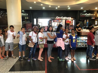 As primeiras turmas foram recebidas semana passada no Cine Cultura Liberty Mall para ver filmes brasileiros.