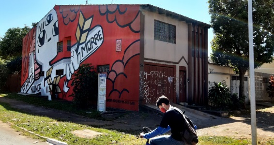 Pintura em grafite na altura da 706 Sul, vista da Avenida W3 em 21 de junho de 2020. (Foto: Claudio Silva)