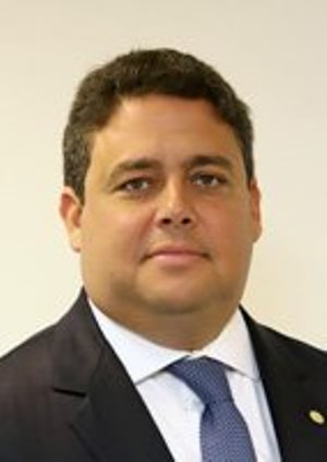 Presidente da OAB, Felipe Santa Cruz (foto) foi insultado por Bolsonaro. Indignação aumenta e jurista Miguel Reale Jr. fala em "interdição" do presidente da República.