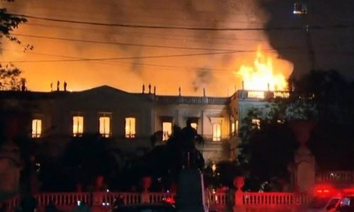 Museu Nacional do Rio sofreu violentos cortes orçamentários para a sua manutenção. Seu presente pelos 200 anos de existência foi a destruição.